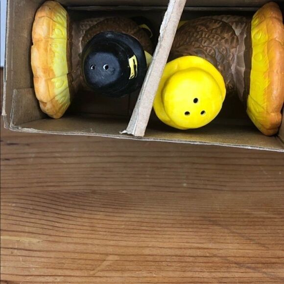 Thanksgiving salt and pepper shaker- home styles by Hermitage Pottery - Picture 7 of 9